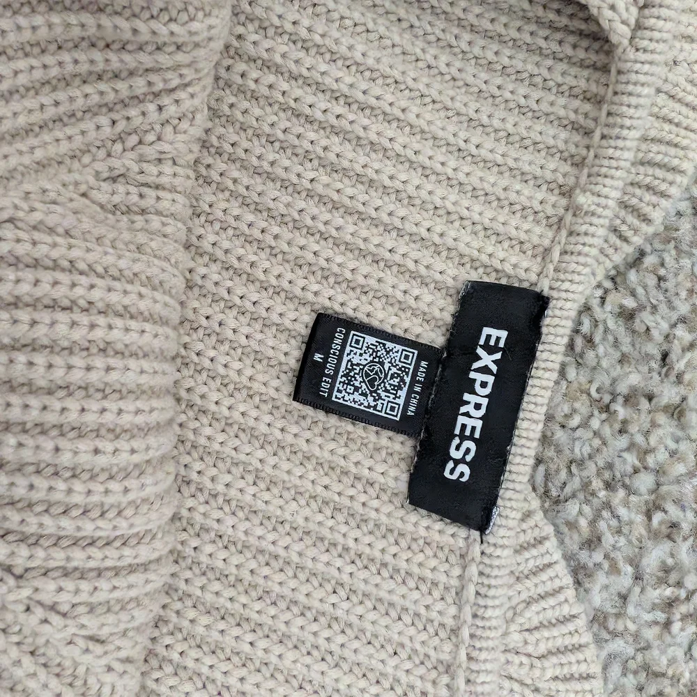 Express Ribbed Sleeveless Top - Picture 3 of 5